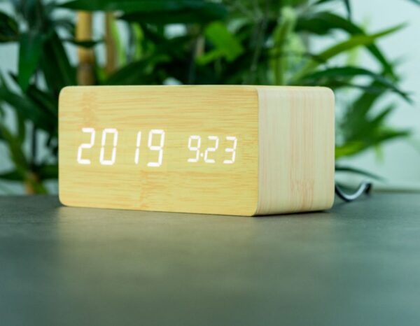 Stylische Holz Wecker mit induktiv Ladegeräte & Lautsprecher von Avenwood – Bild 5